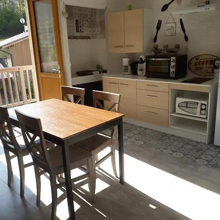 Enclos Savoyard Meublé 1chambre 1 Canapé Lits 3personnes * Grand-Aigueblanche